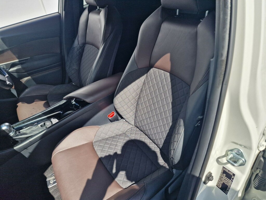 Toyota C-Hr Dynamic White #31