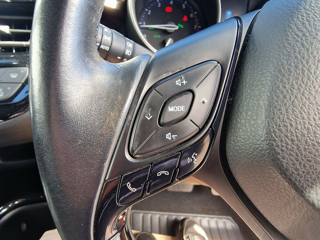 Toyota C-Hr Dynamic White #17