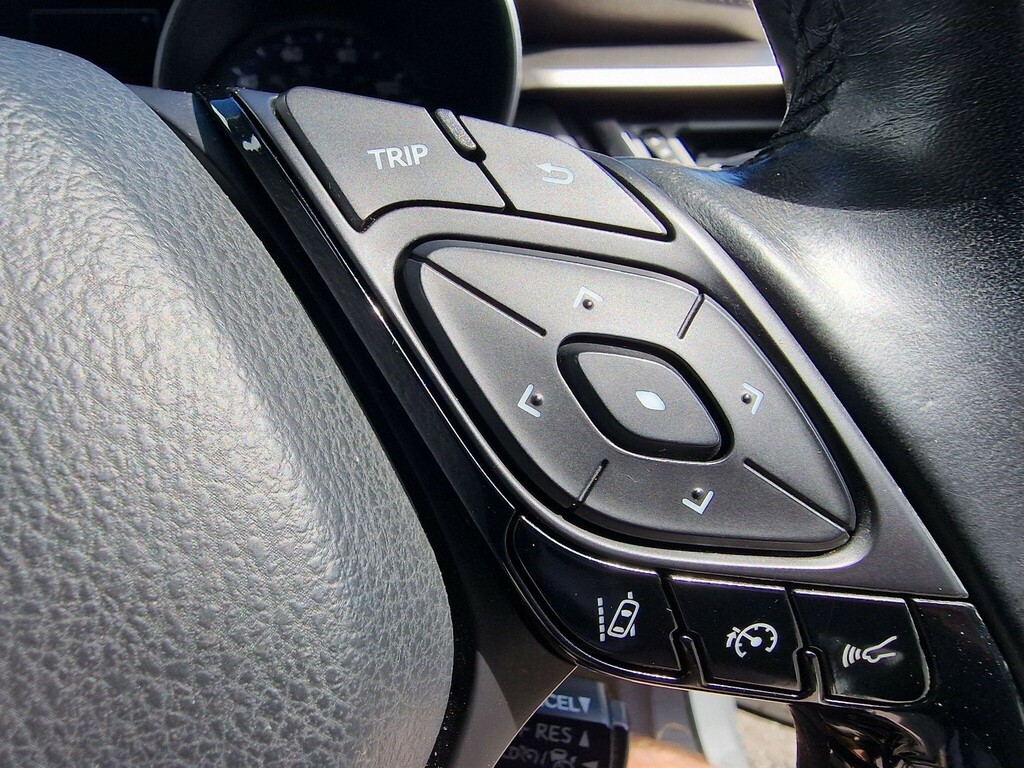 Toyota C-Hr Dynamic White #18