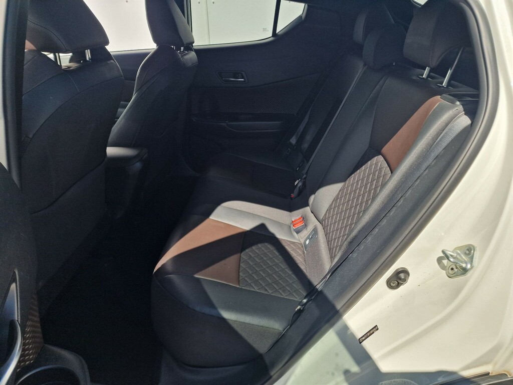 Toyota C-Hr Dynamic White #33