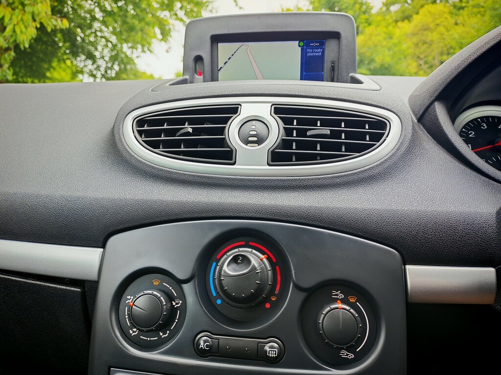 Renault Clio Extreme White #30