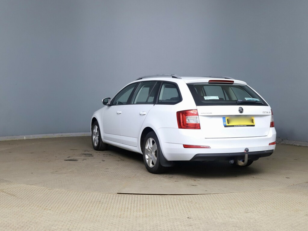 Skoda Octavia 1.6 Tdi Se White #4