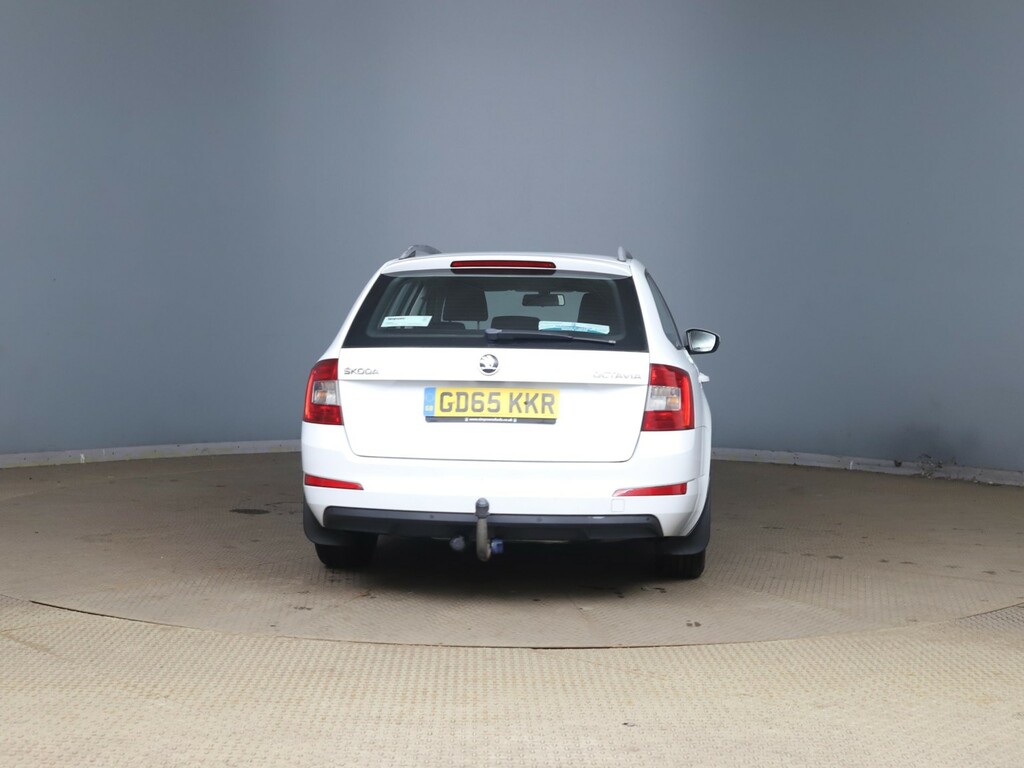 Skoda Octavia 1.6 Tdi Se White #5