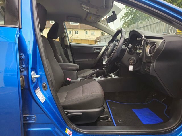 Toyota Auris Hatchback Black #10