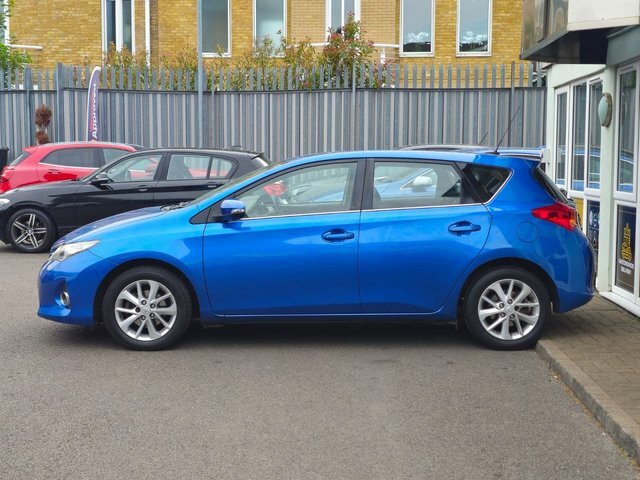 Toyota Auris Hatchback Black #9