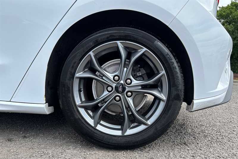Ford Focus 1.0T Ecoboost St-line Hatchback WM19PFF White #4