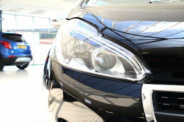Peugeot 208 Puretech Signature Hatchback EJ68OWH Black #6