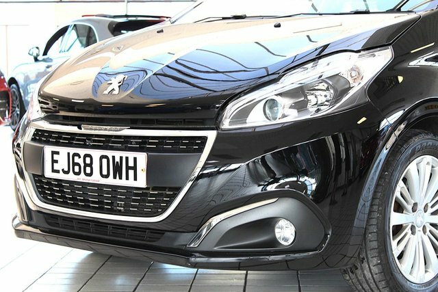 Peugeot 208 Puretech Signature Hatchback EJ68OWH Black #2