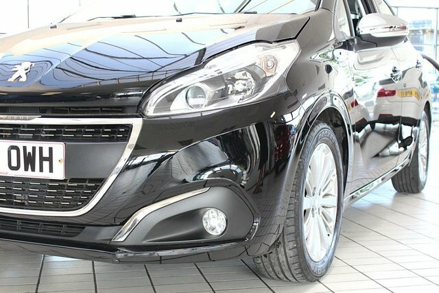 Peugeot 208 Puretech Signature Hatchback EJ68OWH Black #4