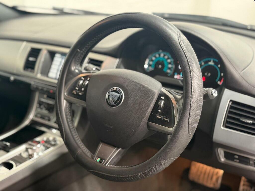 Jaguar XF Saloon Green #37