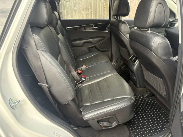 Kia Sorento  White #43