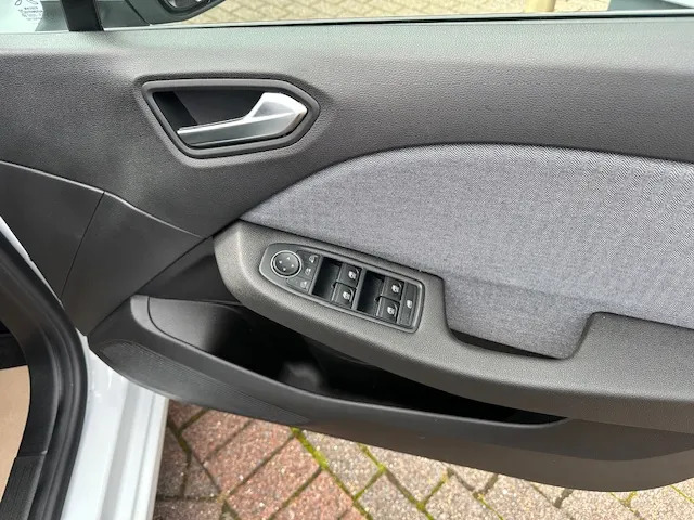 Renault Clio 1.6 E-tech Full Hybrid 145 Techno SM75EWC White #2