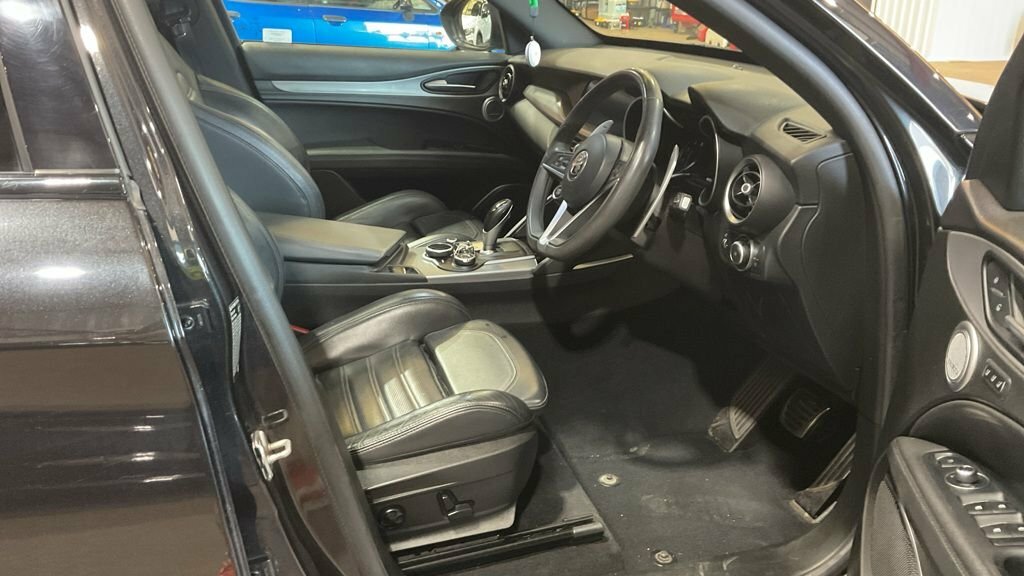 Alfa Romeo Stelvio 2L Milano Edizione Black #3