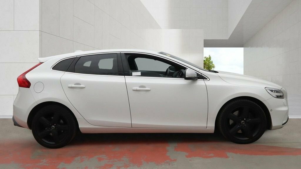 Volvo V40 1.5L R-design Nav Plus White #4