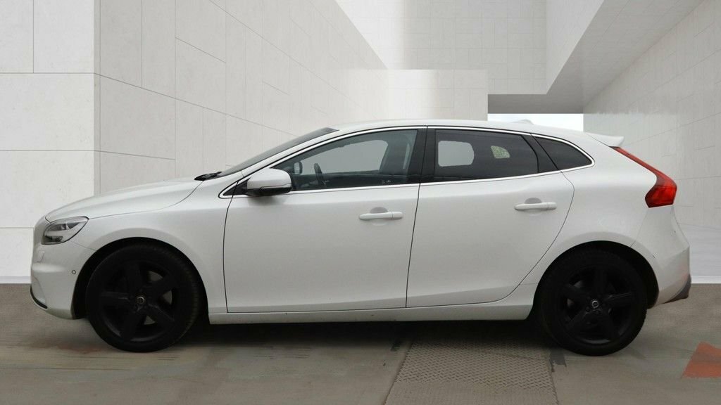 Volvo V40 1.5L R-design Nav Plus White #5