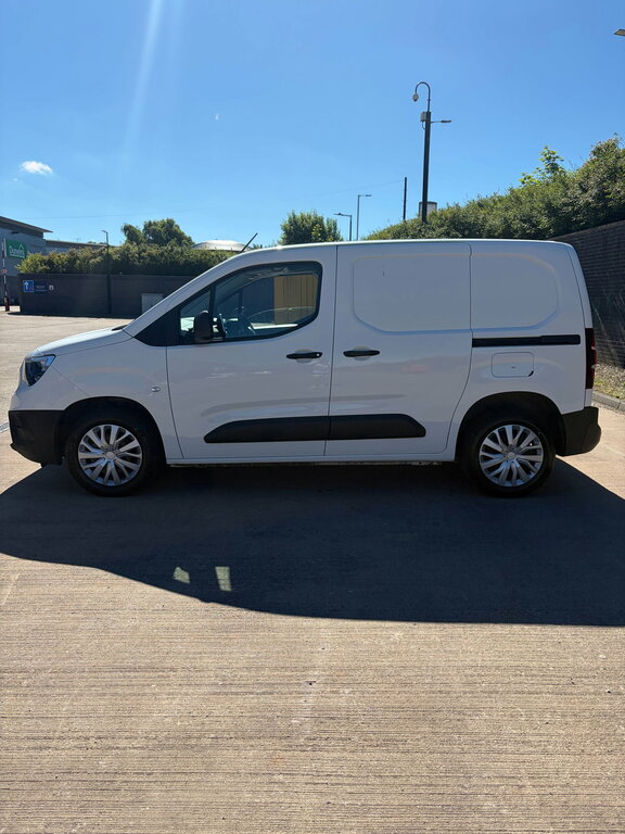 Vauxhall Combo 1.5 Turbo D 2300 Dynamic Panel Van Manu DV71JXK White #2