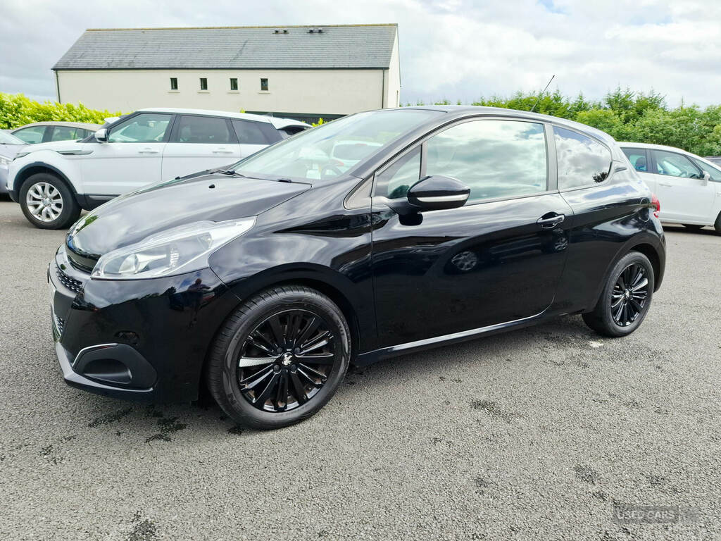 Peugeot 208 1.2 Puretech 82 Black Edition Black #3