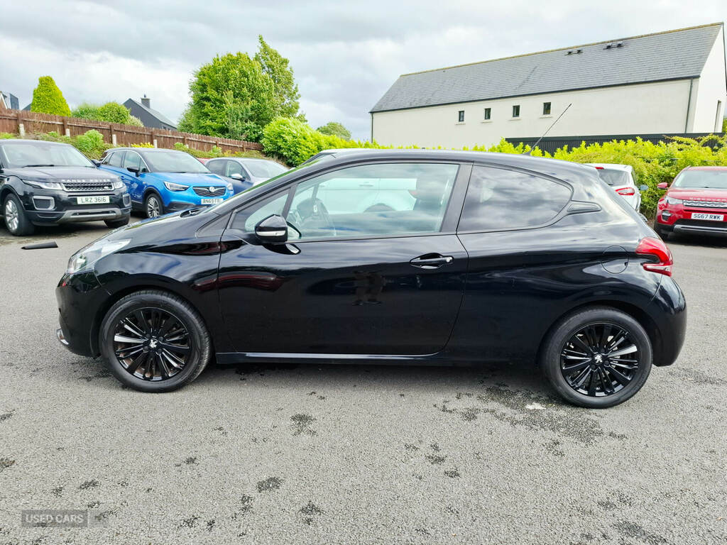 Peugeot 208 1.2 Puretech 82 Black Edition Black #4