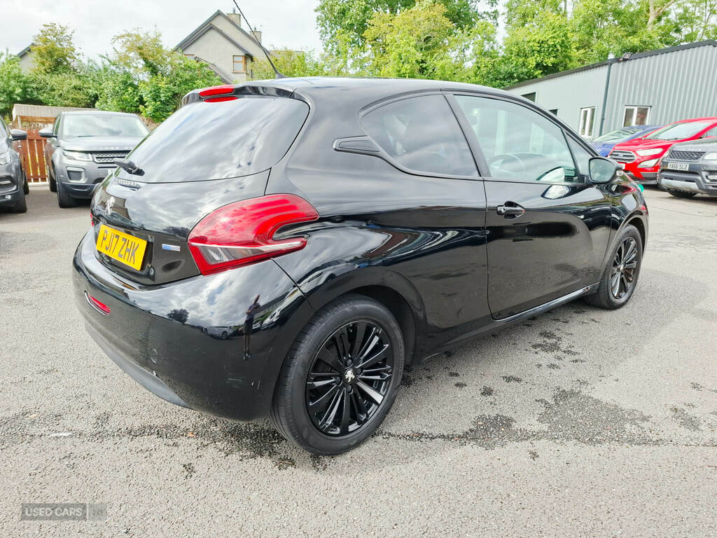 Peugeot 208 1.2 Puretech 82 Black Edition Black #6