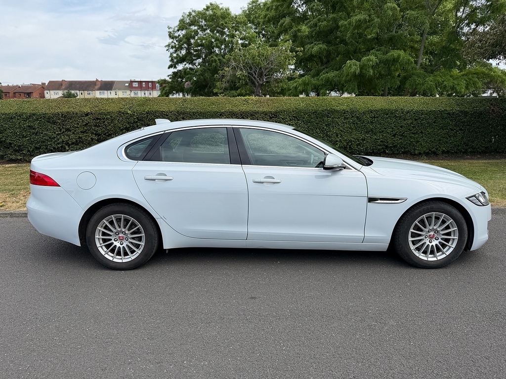Jaguar XF D Prestige U3507 Ulez DG65EYS White #2