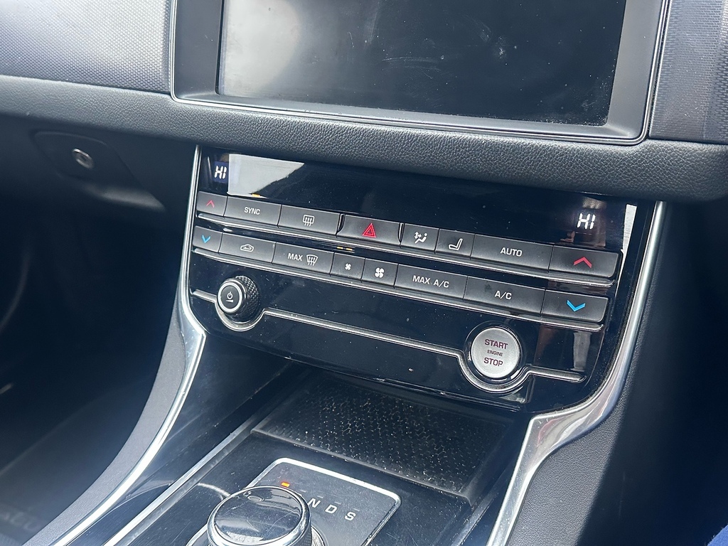 Jaguar XF Chequered Flag Black #42