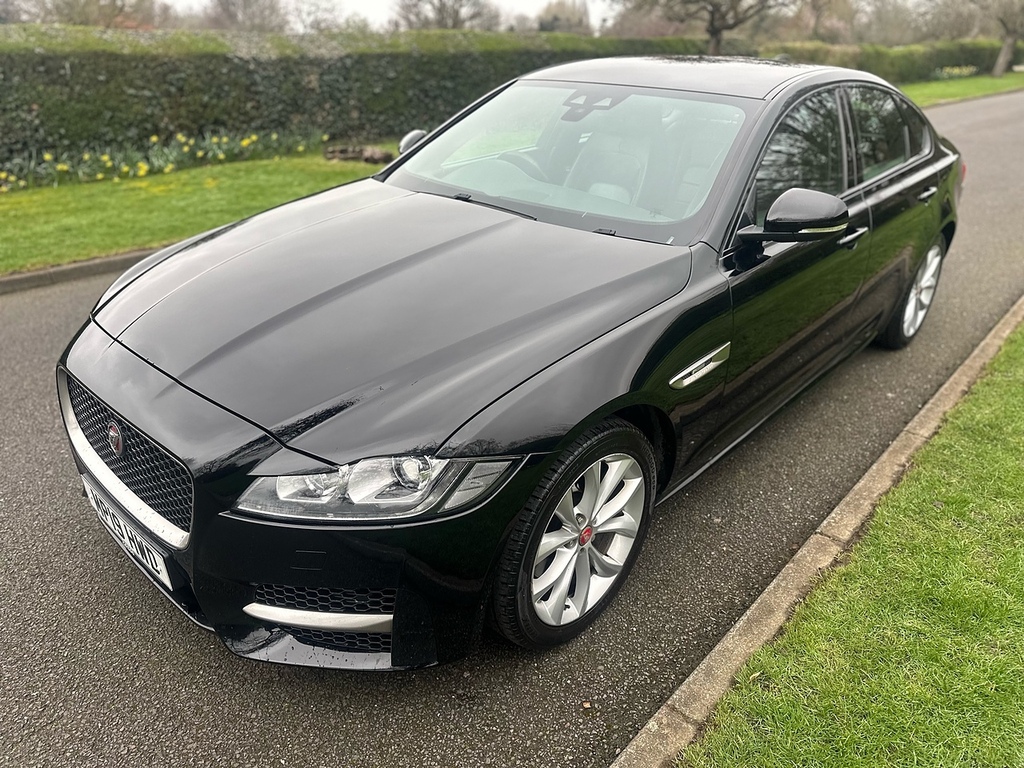 Jaguar XF Chequered Flag Black #9