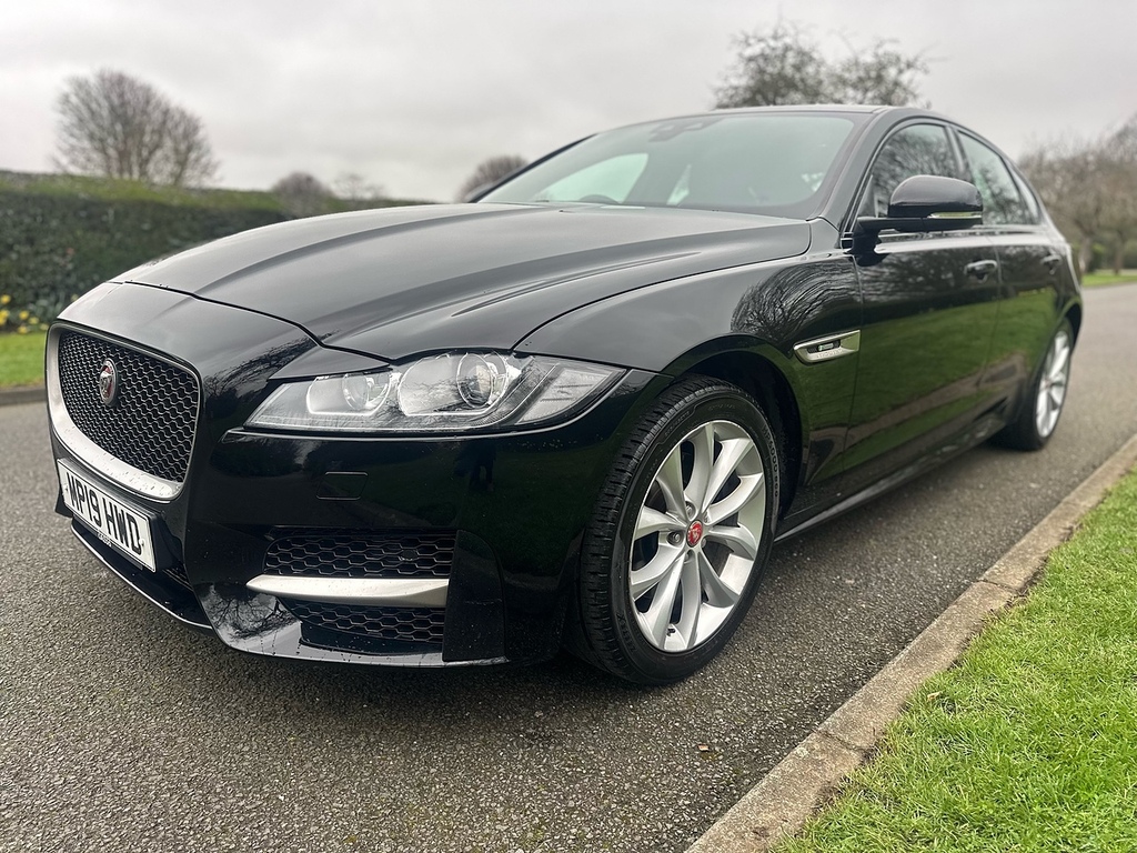 Jaguar XF Chequered Flag Black #10