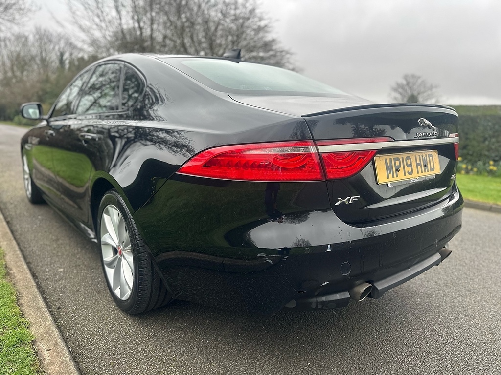 Jaguar XF Chequered Flag Black #7