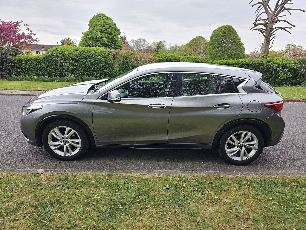 Infiniti Q30 Hatchback Silver #7