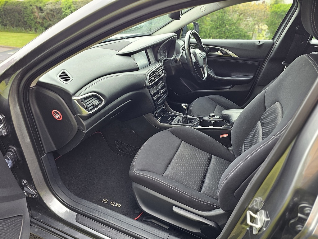 Infiniti Q30 Hatchback Silver #28