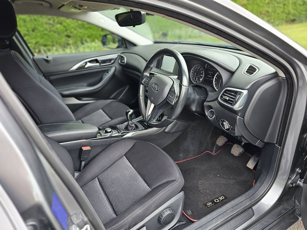 Infiniti Q30 Hatchback Silver #25
