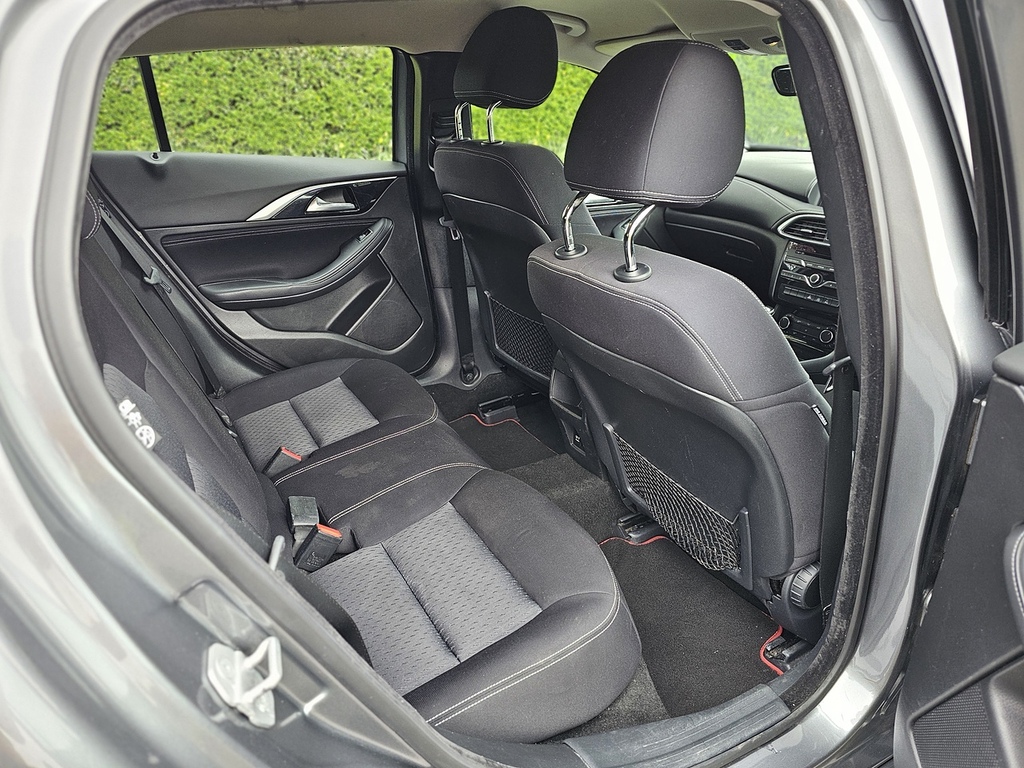 Infiniti Q30 Hatchback Silver #33