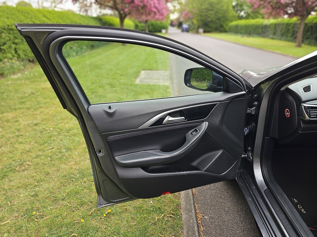 Infiniti Q30 Hatchback Silver #35