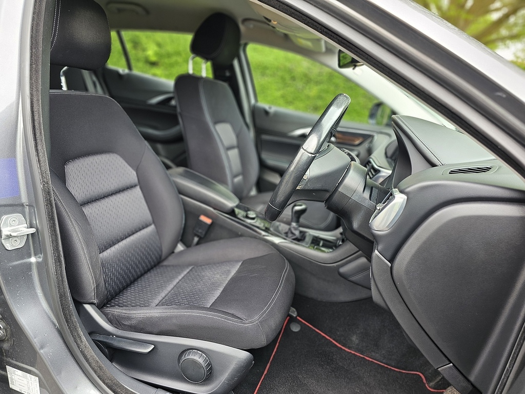 Infiniti Q30 Hatchback Silver #26