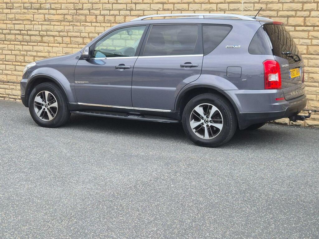 SsangYong Rexton Rexton Ultimate Black #31