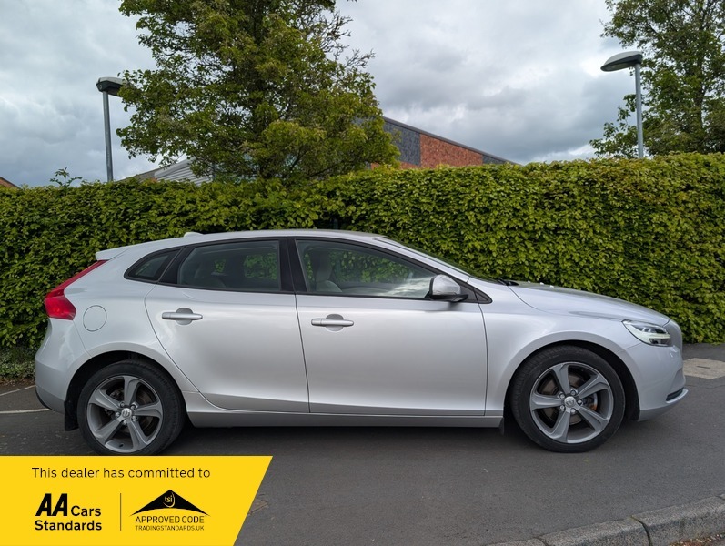 Volvo V40 T2 Momentum Silver