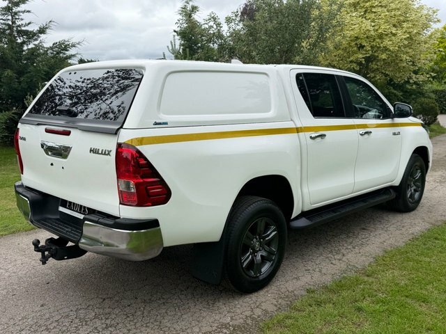 Toyota HILUX Pickup White #6