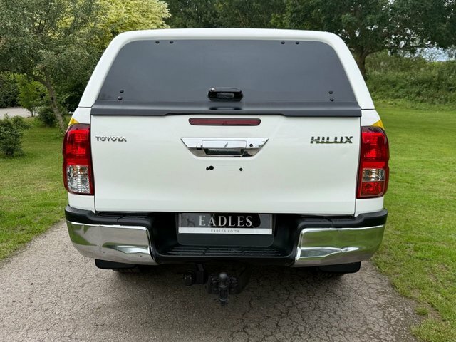 Toyota HILUX Pickup White #5