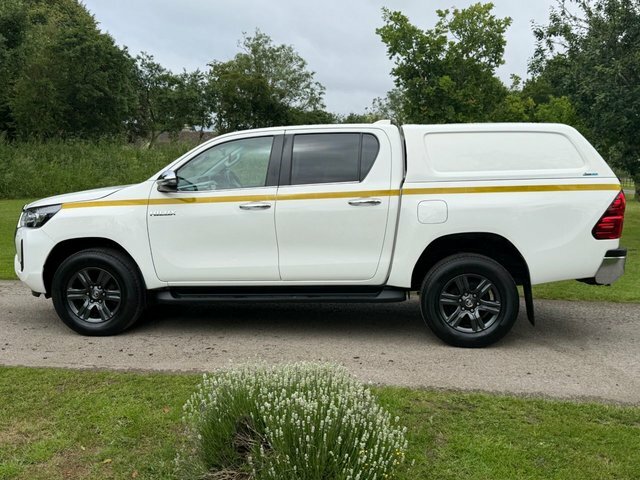 Toyota HILUX Pickup White #3