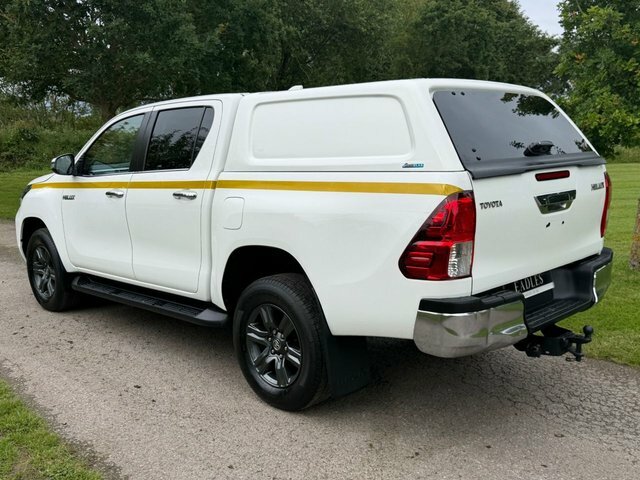 Toyota HILUX Pickup White #4