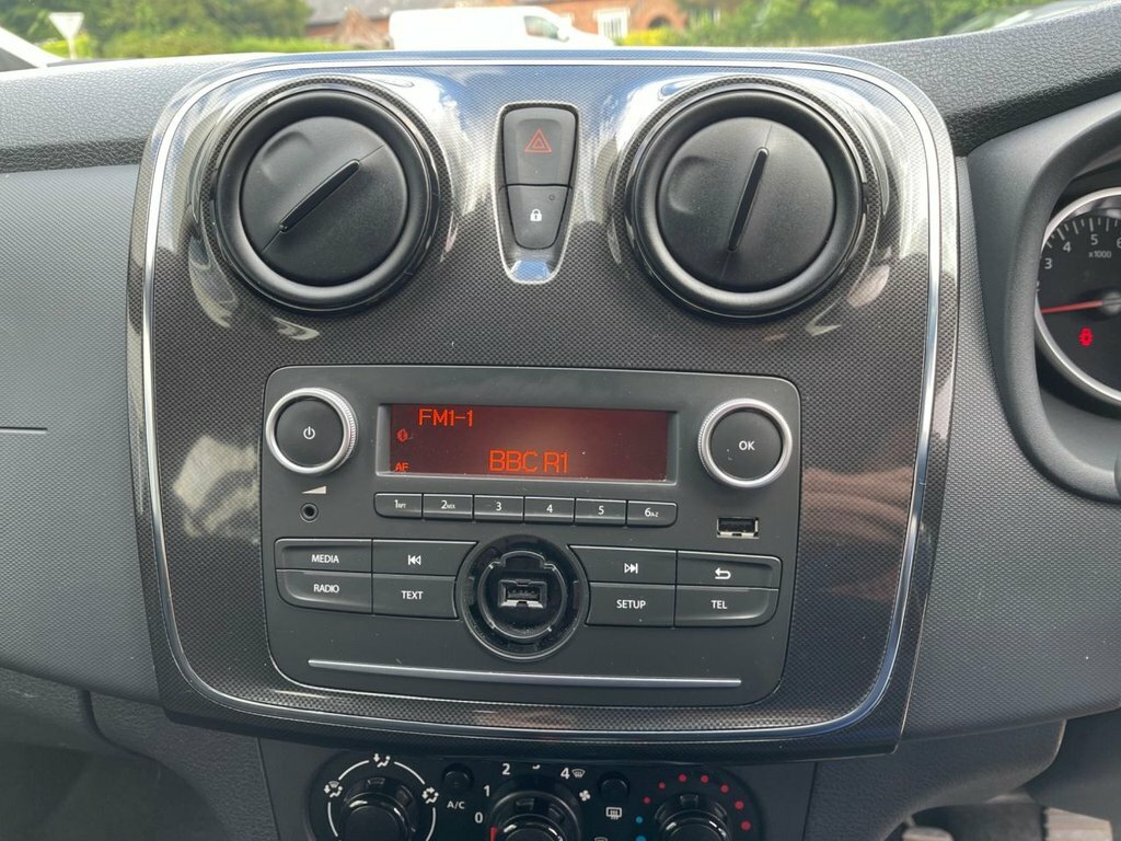 Dacia Sandero Hatchback 1.0 Essential Sce 75 My18 201919 White #9