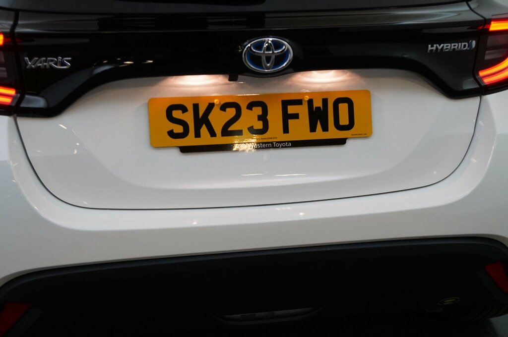 Toyota Yaris 1.5 Vvt-h Design E-cvt Euro 6 Ss SK23FWO White #5