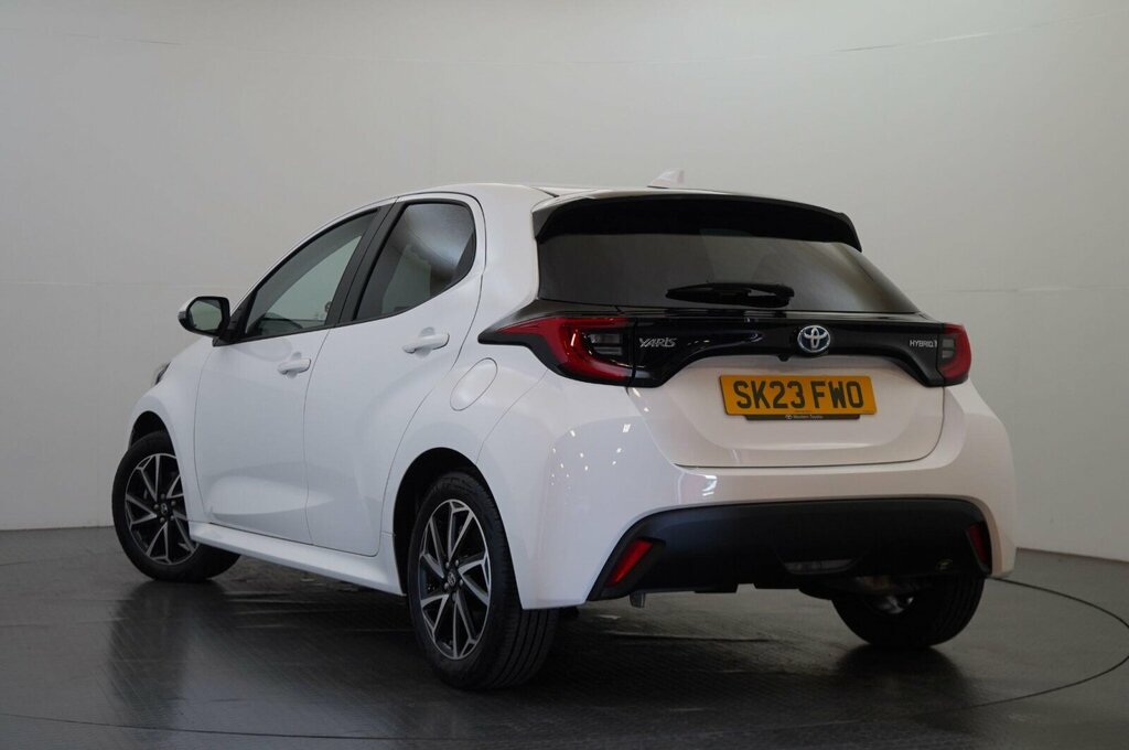 Toyota Yaris 1.5 Vvt-h Design E-cvt Euro 6 Ss SK23FWO White #3