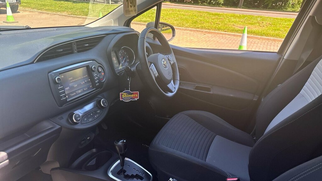 Toyota Yaris 1.5 Vvt-h Design E-cvt Euro 6 Ss FL68YLD Grey #5