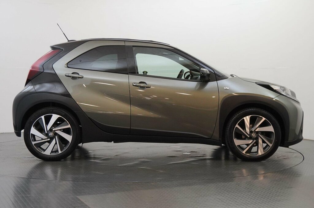 Toyota Aygo X 1.0 Vvt-i Edge Canvas Roof Hatchback SK72YLV Green #6