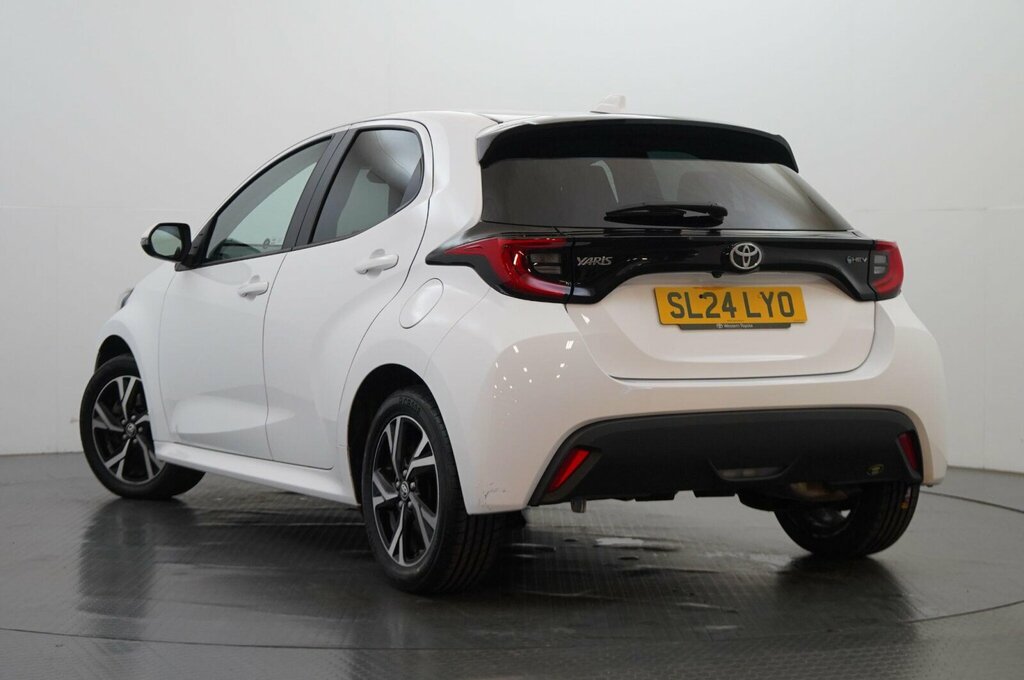 Toyota Yaris 1.5 Vvt-h Design E-cvt Euro 6 Ss SL24LYO White #2