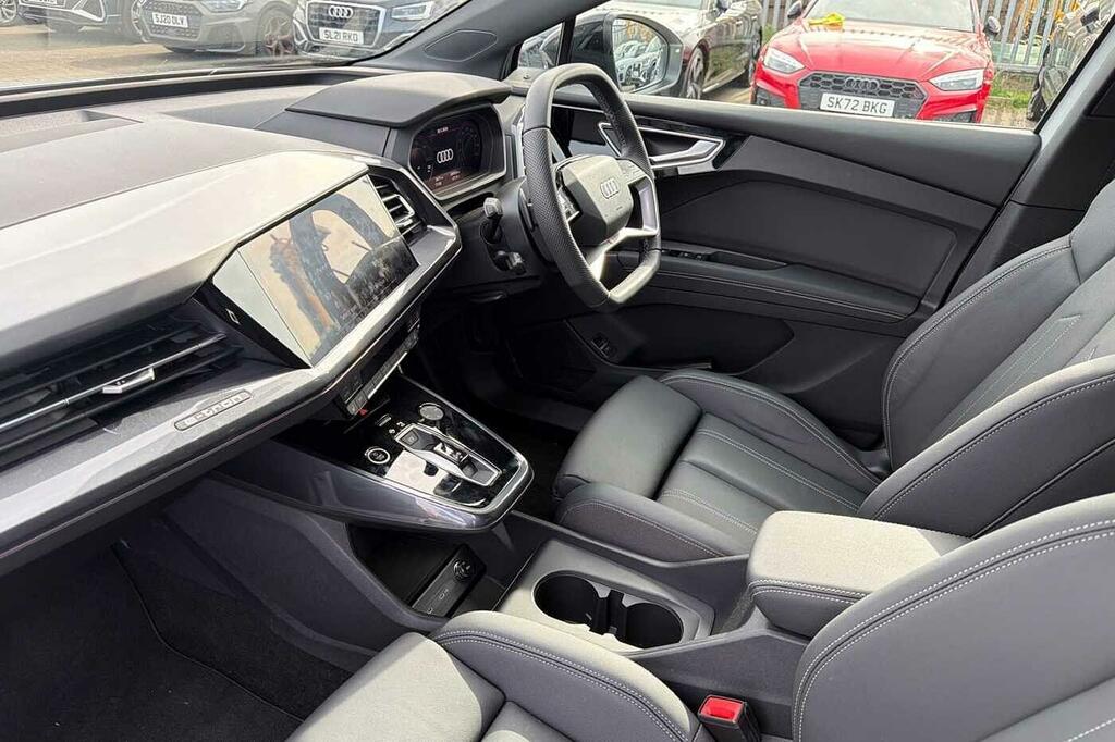 Audi Q4 E Tron Q4 Sportback Black Edition 45 E-tron 210,00 Kw SN75XZT White #2