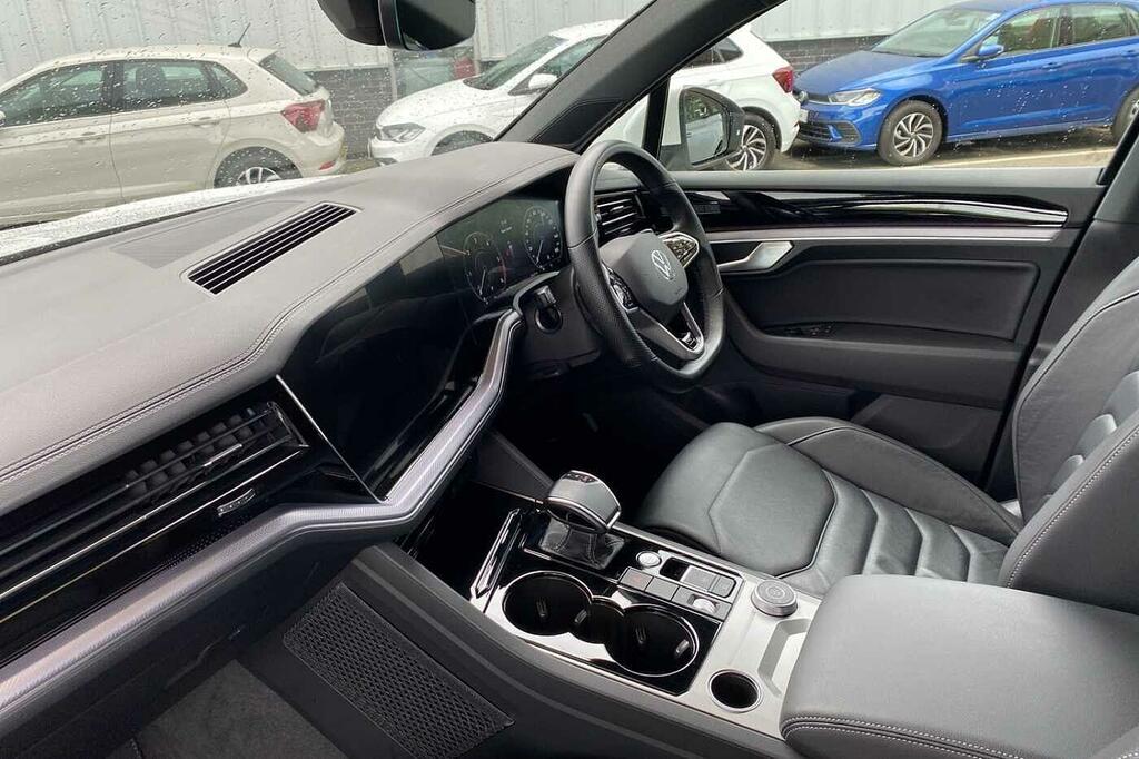 Volkswagen Touareg 3.0 V6 Tdi 4Motion R-line Tech White #2