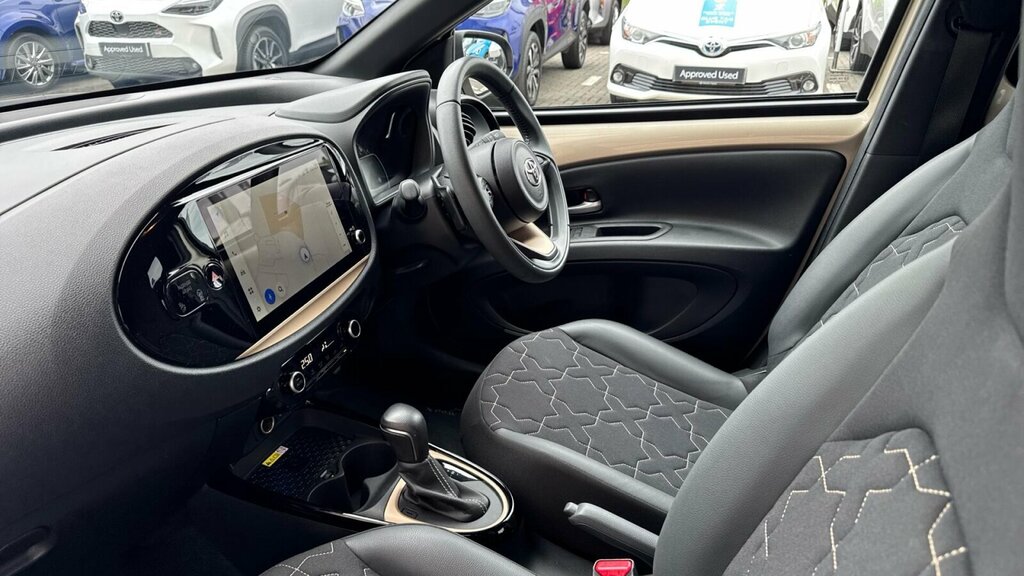 Toyota Aygo X 1.0 Vvt-i Exclusive Hatchback X-shift E SN24PNA Beige #5