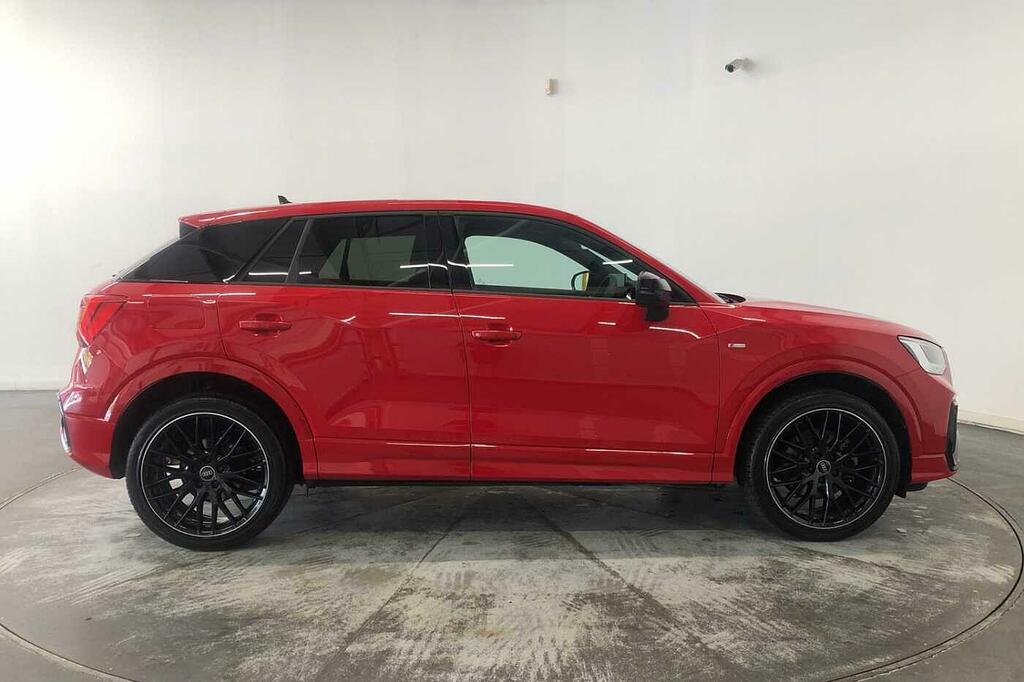 Audi Q2 Black Edition 35 Tfsi 150 Ps S Tronic SN25AZY Red #4